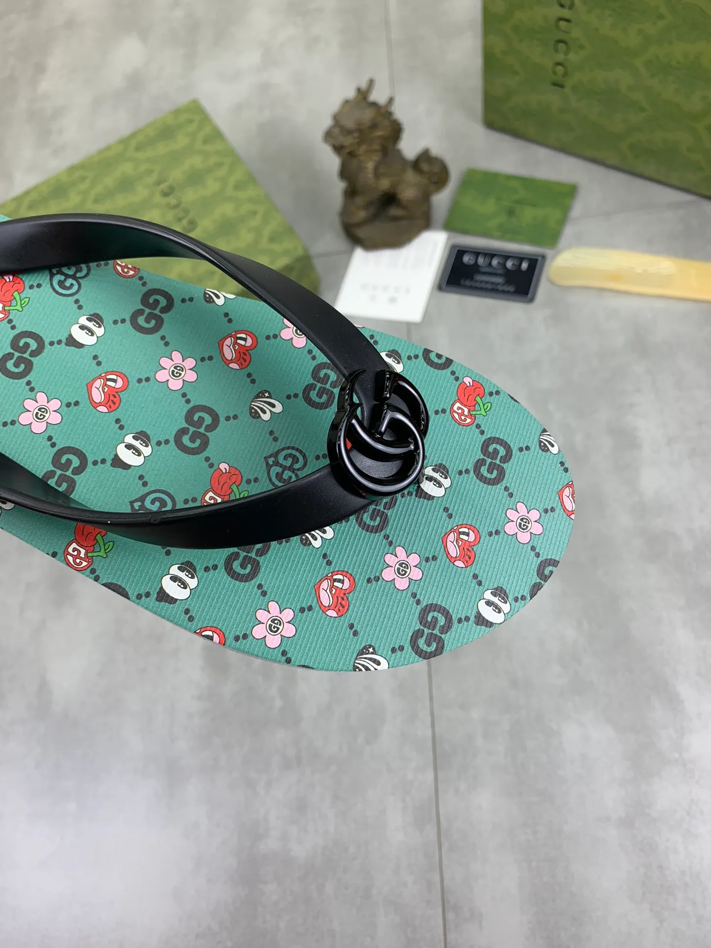 Men's men's shoes 💰P220💰【New style】🆘【GUCCI】Official website's popular Gucci adult couple 🧑‍🤝‍🧑 style, children's flip-flops are on sale at the counter simultaneously! Original fabric imported from Italy. Original bottom provided by the original factory. Size: Adult 36-45. Children’s size: 30-37. Multiple colors available.